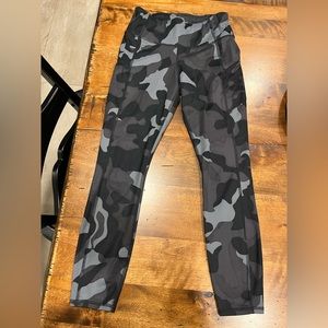 Athleta camo cropped leggings, XS, side zippers & elastic band waist